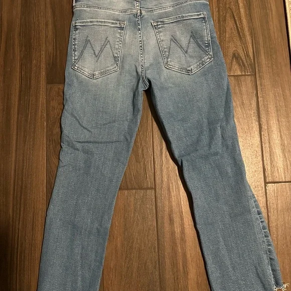MOTHER The Insider Crop with Frayed Hem. Light Blue Straight Leg Jeans - Picture 4 of 7